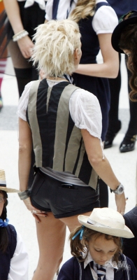 Sarah_Harding_on_set_at_Liverpool_Street_Station_160809_314.jpg