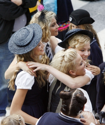 Sarah_Harding_on_set_at_Liverpool_Street_Station_160809_329.jpg