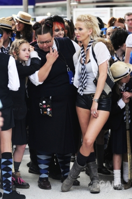 Sarah_Harding_on_set_at_Liverpool_Street_Station_160809_341.jpg