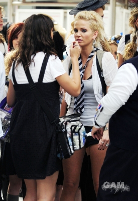 Sarah_Harding_on_set_at_Liverpool_Street_Station_160809_346.jpg