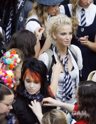 Sarah_Harding_on_set_at_Liverpool_Street_Station_160809_356.jpg