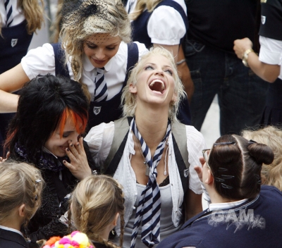 Sarah_Harding_on_set_at_Liverpool_Street_Station_160809_361.jpg