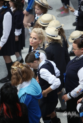 Sarah_Harding_on_set_at_Liverpool_Street_Station_160809_51.jpg