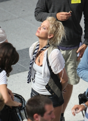 Sarah_Harding_on_set_at_Liverpool_Street_Station_160809_66.jpg