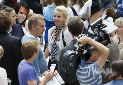Sarah_Harding_on_set_at_Liverpool_Street_Station_160809_68.jpg