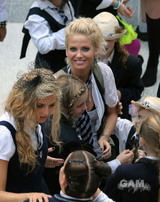Sarah_Harding_on_set_at_Liverpool_Street_Station_160809_69.jpg