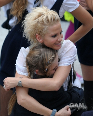 Sarah_Harding_on_set_at_Liverpool_Street_Station_160809_73.jpg