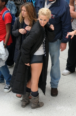 Sarah_Harding_on_set_at_Liverpool_Street_Station_160809_75.jpg