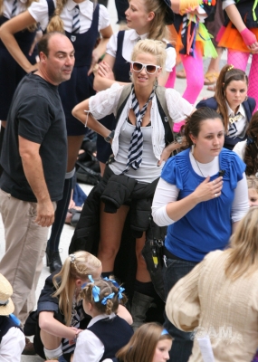 Sarah_Harding_on_set_at_Liverpool_Street_Station_160809_79.jpg