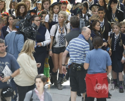 Sarah_Harding_on_set_at_Liverpool_Street_Station_160809_87.jpg