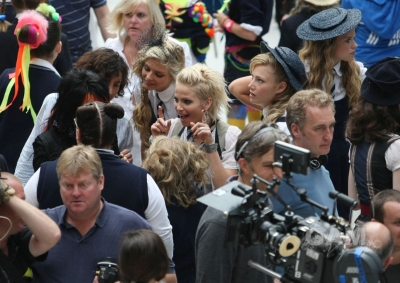Sarah_Harding_on_set_at_Liverpool_Street_Station_160809_90.jpg