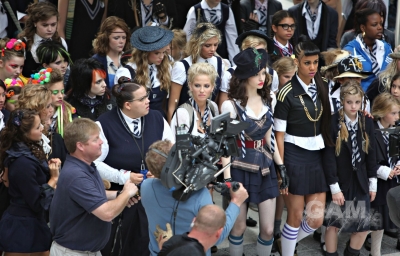 Sarah_Harding_on_set_at_Liverpool_Street_Station_160809_94.jpg