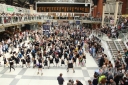 Имя файла=Sarah_Harding_on_set_at_Liverpool_Street_Station_160809_156.jpg
Размер файла=485КБ
Размеры=1699x1133
Дата=Март 10, 2012 Sarah_Harding_on_set_at_Liverpool_Street_Station_160809_156.jpg