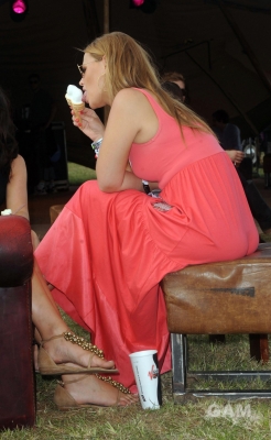 Kimberley_Walsh_At_V_festival_210809_9.jpg