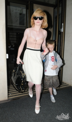 Nicola_Roberts_leaves_Mayfair_hotel_260809_1.jpg