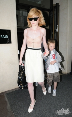 Nicola_Roberts_leaves_Mayfair_hotel_260809_4.jpg
