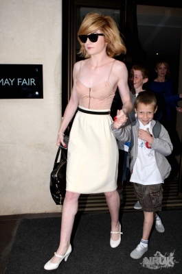 Nicola_Roberts_leaves_Mayfair_hotel_260809_7.jpg