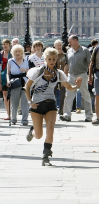 Sarah_Harding_filming_St_Trinians_2_on_Londons_Southbank_270809_113.jpg