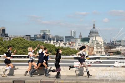 Sarah_Harding_filming_St_Trinians_2_on_Londons_Southbank_270809_153.jpg
