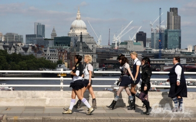 Sarah_Harding_filming_St_Trinians_2_on_Londons_Southbank_270809_160.jpg
