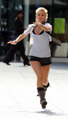 Sarah_Harding_filming_St_Trinians_2_on_Londons_Southbank_270809_166.jpg