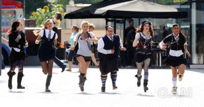 Sarah_Harding_filming_St_Trinians_2_on_Londons_Southbank_270809_168.jpg