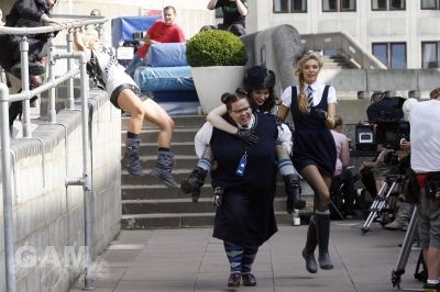 Sarah_Harding_filming_St_Trinians_2_on_Londons_Southbank_270809_18.jpg