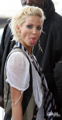 Sarah_Harding_filming_St_Trinians_2_on_Londons_Southbank_270809_2.jpg