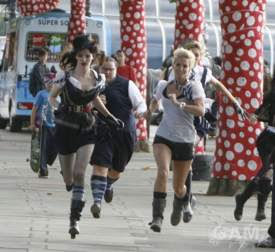 Sarah_Harding_filming_St_Trinians_2_on_Londons_Southbank_270809_225.jpg