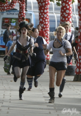 Sarah_Harding_filming_St_Trinians_2_on_Londons_Southbank_270809_226.jpg