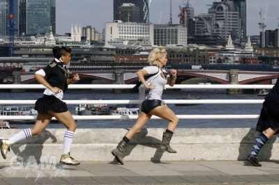 Sarah_Harding_filming_St_Trinians_2_on_Londons_Southbank_270809_23.jpg