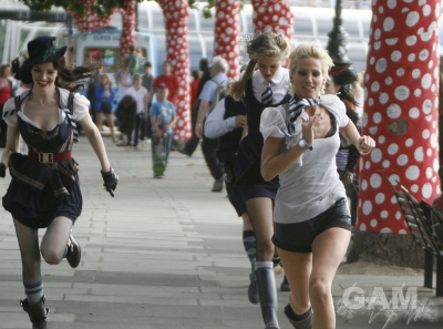 Sarah_Harding_filming_St_Trinians_2_on_Londons_Southbank_270809_231.jpg