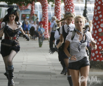 Sarah_Harding_filming_St_Trinians_2_on_Londons_Southbank_270809_232.jpg