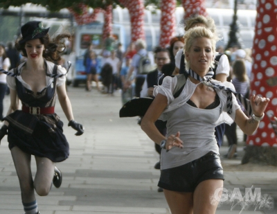 Sarah_Harding_filming_St_Trinians_2_on_Londons_Southbank_270809_234.jpg