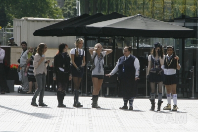 Sarah_Harding_filming_St_Trinians_2_on_Londons_Southbank_270809_247.jpg