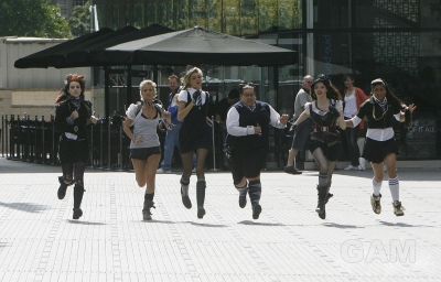 Sarah_Harding_filming_St_Trinians_2_on_Londons_Southbank_270809_253.jpg