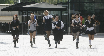 Sarah_Harding_filming_St_Trinians_2_on_Londons_Southbank_270809_254.jpg