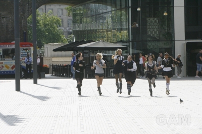 Sarah_Harding_filming_St_Trinians_2_on_Londons_Southbank_270809_255.jpg