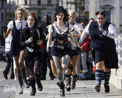 Sarah_Harding_filming_St_Trinians_2_on_Londons_Southbank_270809_26.jpg