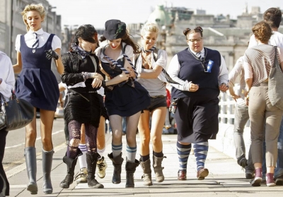 Sarah_Harding_filming_St_Trinians_2_on_Londons_Southbank_270809_276.jpg