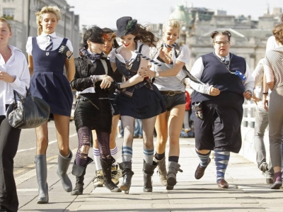 Sarah_Harding_filming_St_Trinians_2_on_Londons_Southbank_270809_278.jpg