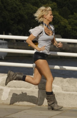 Sarah_Harding_filming_St_Trinians_2_on_Londons_Southbank_270809_282.jpg