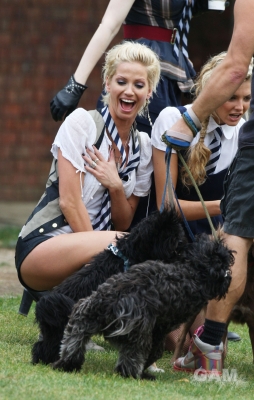 Sarah_Harding_filming_St_Trinians_2_on_Londons_Southbank_270809_3.jpg