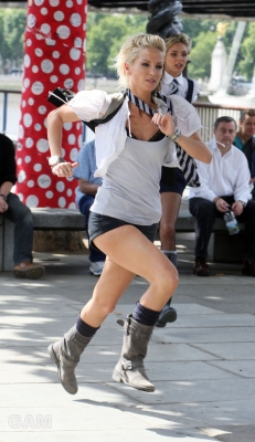 Sarah_Harding_filming_St_Trinians_2_on_Londons_Southbank_270809_35.jpg