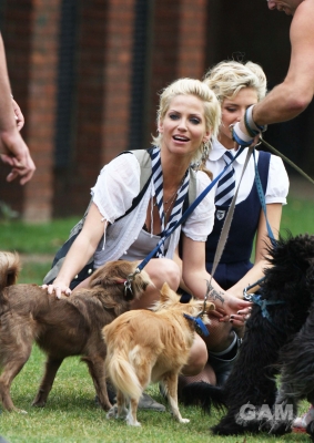 Sarah_Harding_filming_St_Trinians_2_on_Londons_Southbank_270809_41.jpg
