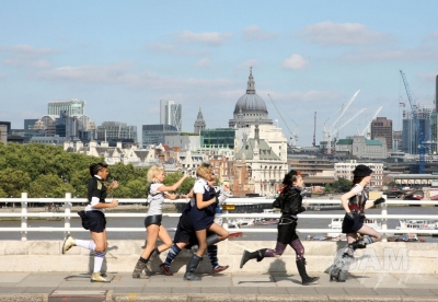 Sarah_Harding_filming_St_Trinians_2_on_Londons_Southbank_270809_55.jpg