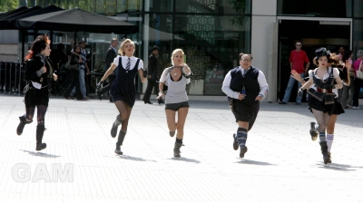 Sarah_Harding_filming_St_Trinians_2_on_Londons_Southbank_270809_63.jpg
