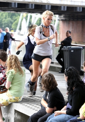 Sarah_Harding_filming_St_Trinians_2_on_Londons_Southbank_270809_81.jpg