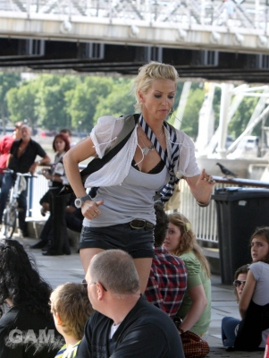 Sarah_Harding_filming_St_Trinians_2_on_Londons_Southbank_270809_83.jpg