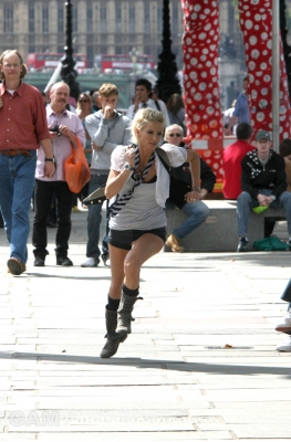 Sarah_Harding_filming_St_Trinians_2_on_Londons_Southbank_270809_90.jpg